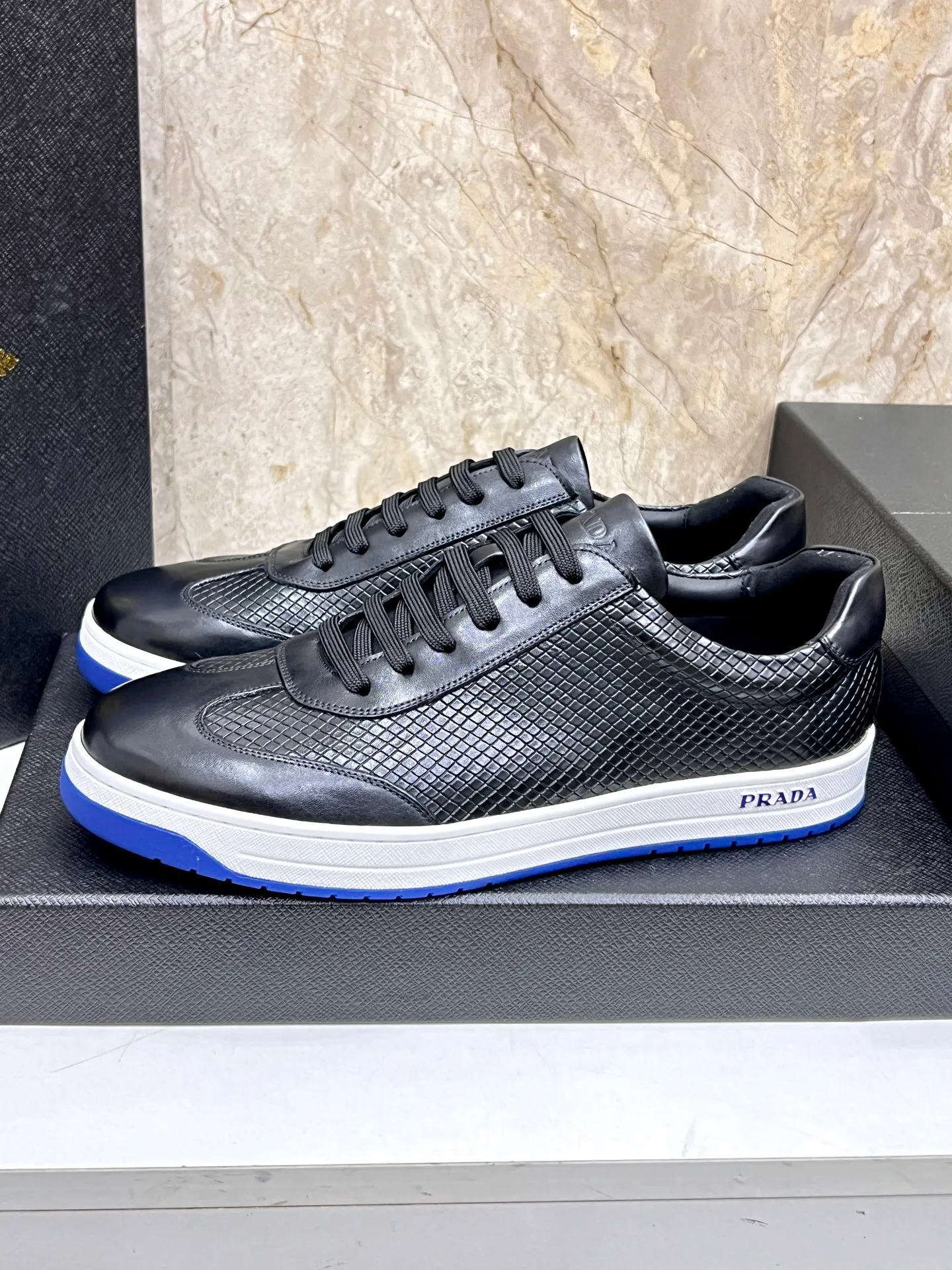 💰620 Prada classic men’s lace-up casual shoes｜Imported cowhide upper｜Layered stitching design on the upper Lightweight and breathable｜Soft and comfortable｜PRADA letters on the side｜Distinctive sporty style Showing the brand style｜Lightweight embossed rubber sole｜With cowhide foot pad lining｜Excellent foot feel Fashionable and elegant｜Size: 38-44 (customized at 45)